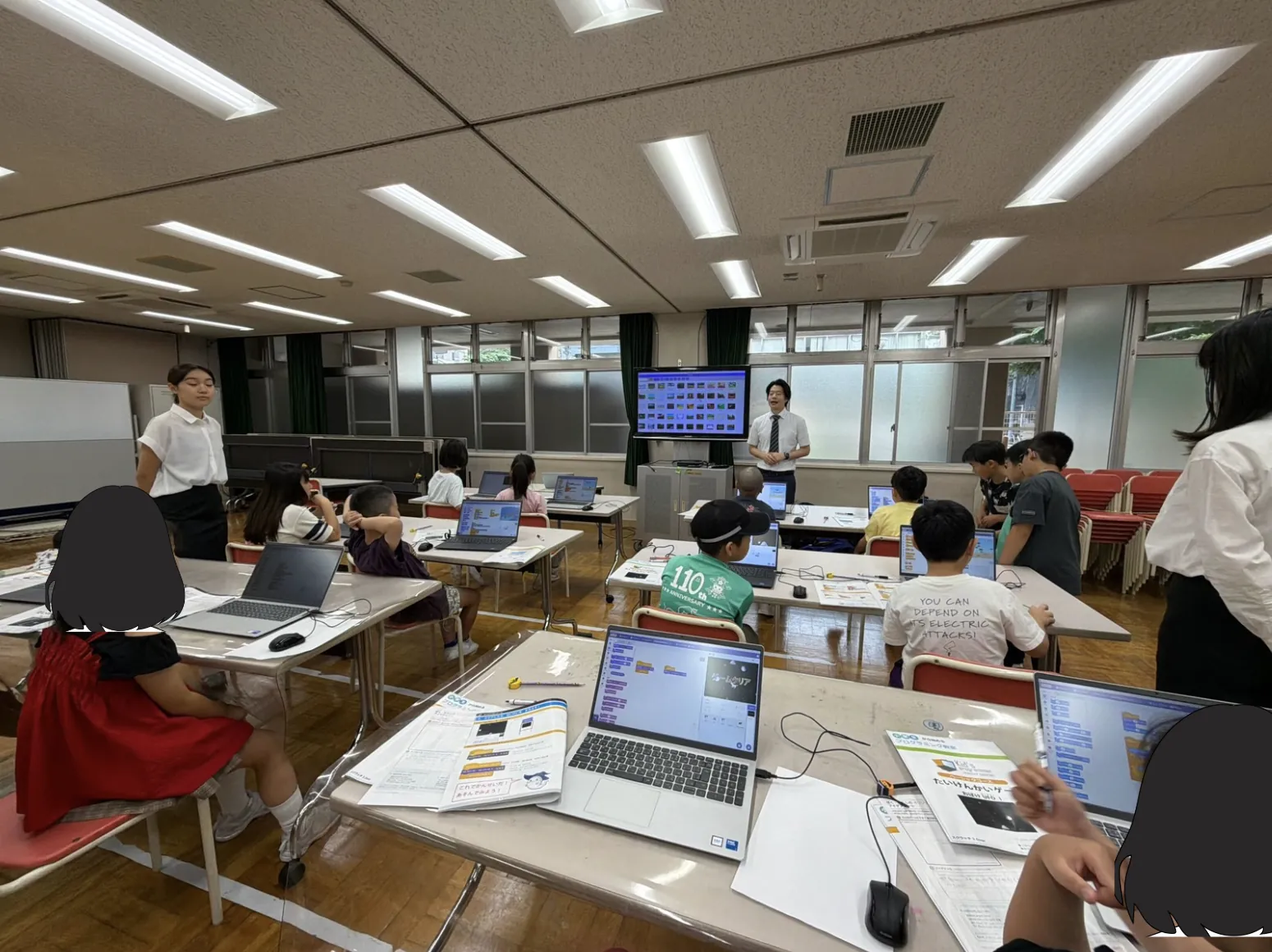 前方モニターで背景の選び方を全体に説明