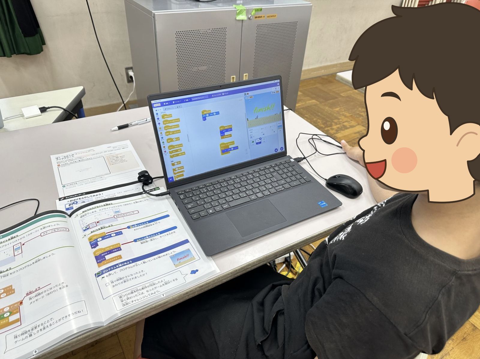 テキストを見ながら組み立てる様子